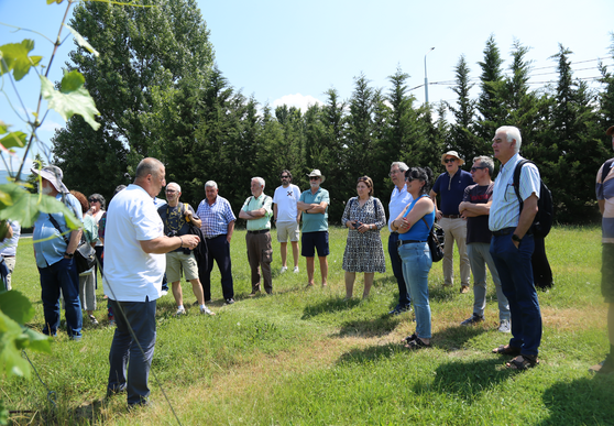 A delegation from the Rioja Research Center for Viticulture and Oenology in Spain visited the Jighaura base